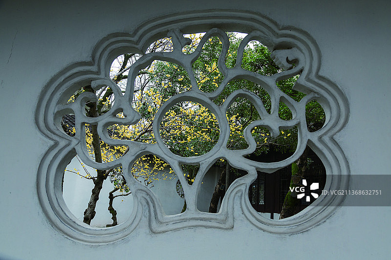 园林漏窗赏蜡梅别有风味图片素材