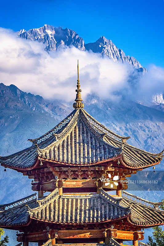 云南省丽江市悦榕庄酒店中式建筑和玉龙雪山图片素材