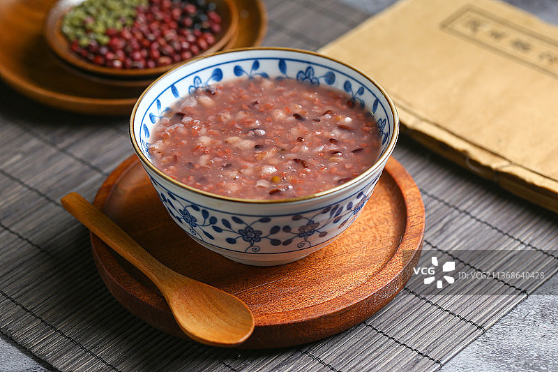 八宝粥腊八粥放在青花瓷碗里图片素材