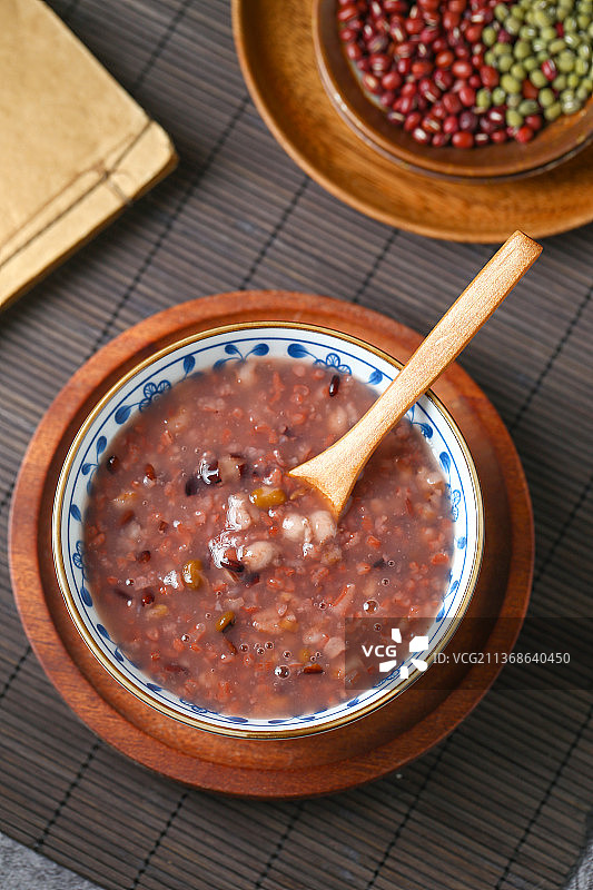 八宝粥腊八粥放在青花瓷碗里图片素材