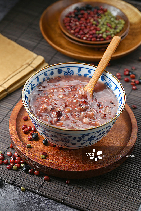 八宝粥腊八粥放在青花瓷碗里图片素材