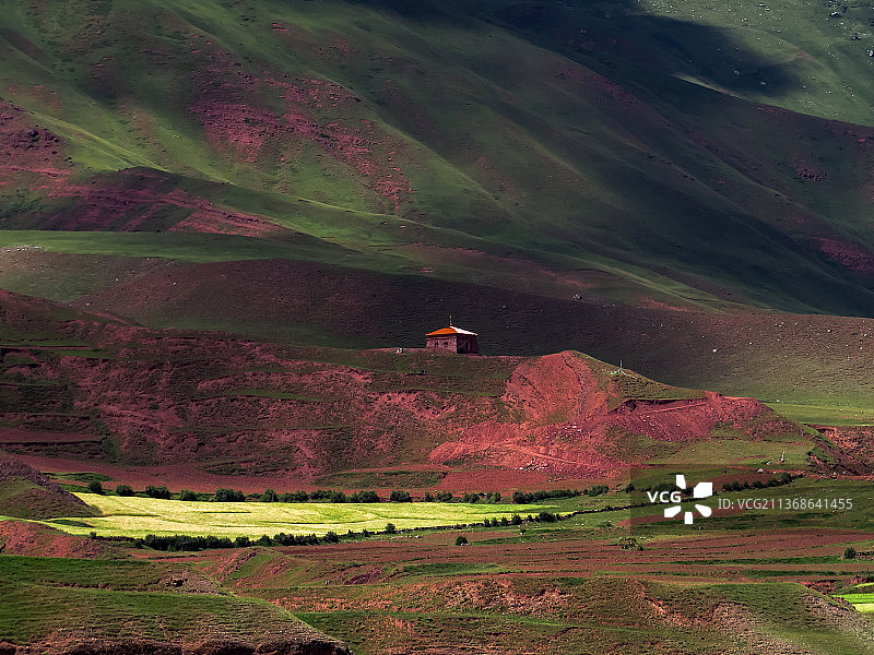 西藏昌都丁青珠角拉山田园图片素材
