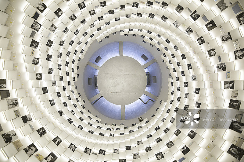 园博园先锋书店旋转排列书架仰视图图片素材