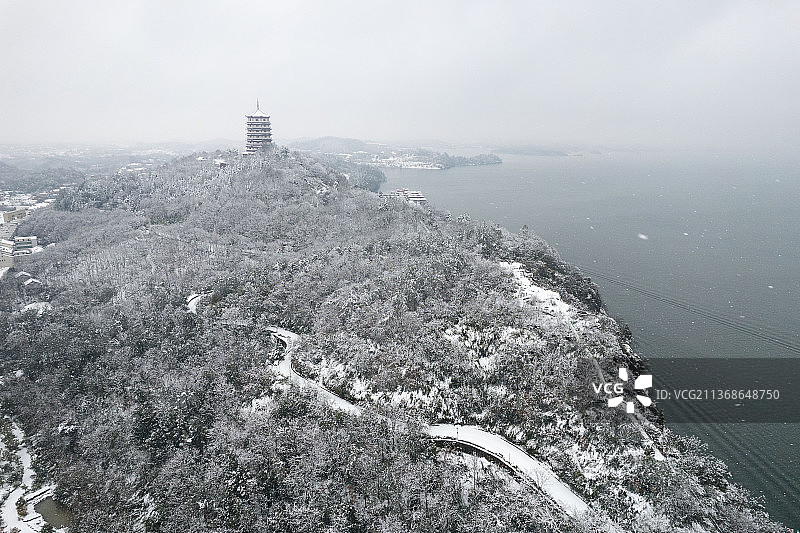 航拍大雪后的万佛湖图片素材