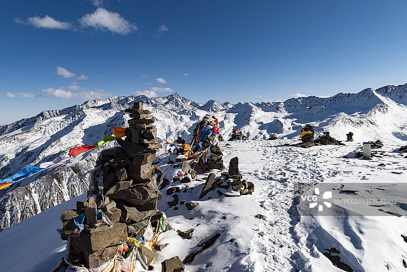 子梅垭口观景平台贡嘎山西面雪峰经幡玛尼堆日照金山日落图片素材