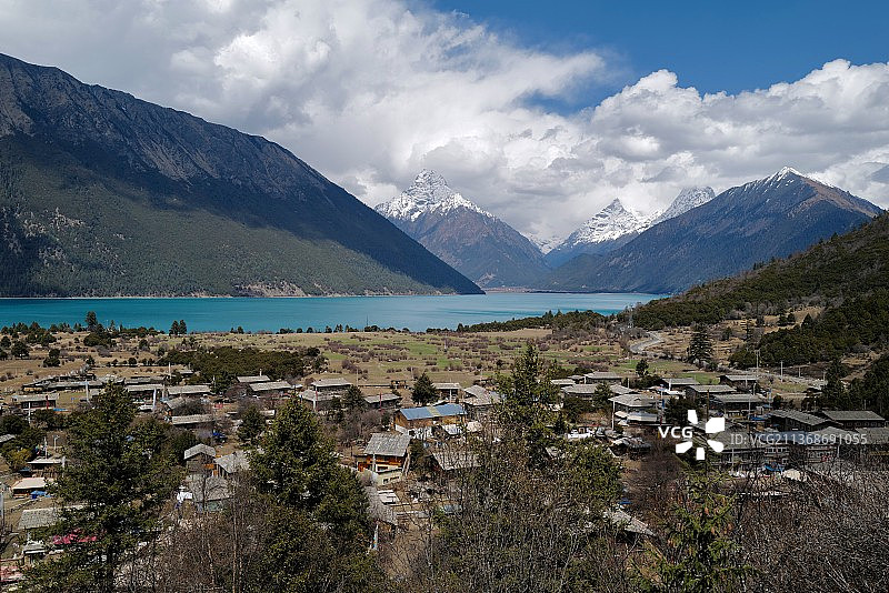 春天阳光下的巴松措与结巴村图片素材