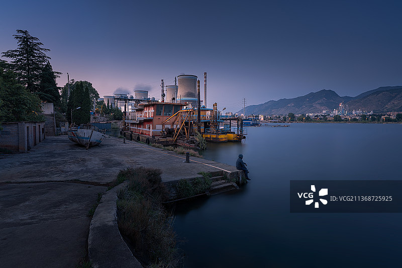 蓝调时刻的宣威电厂图片素材