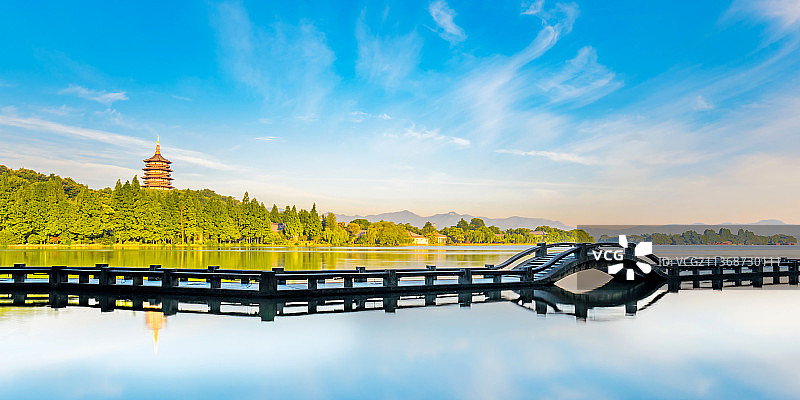 中国浙江杭州西湖雷峰塔和双投桥长桥晴天风光图片素材