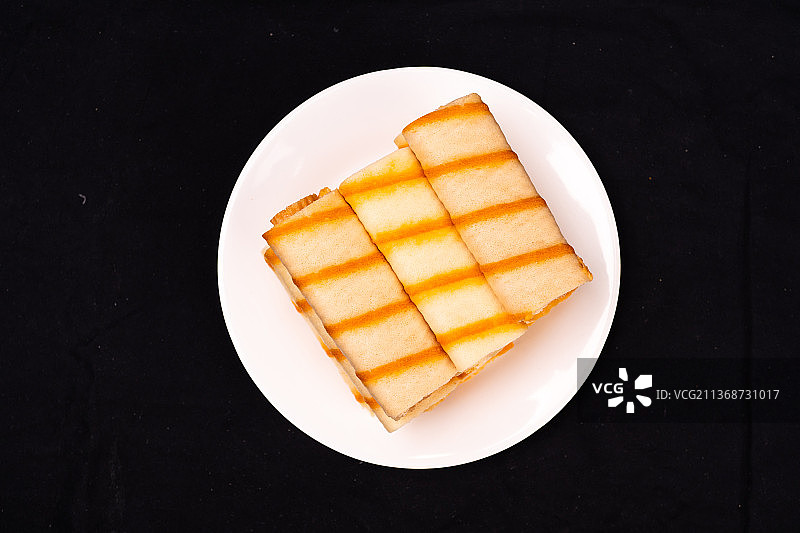 黑色背景的小吃食品蛋卷酥图片素材