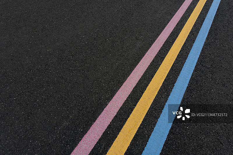 带彩色实线的柏油路图片素材