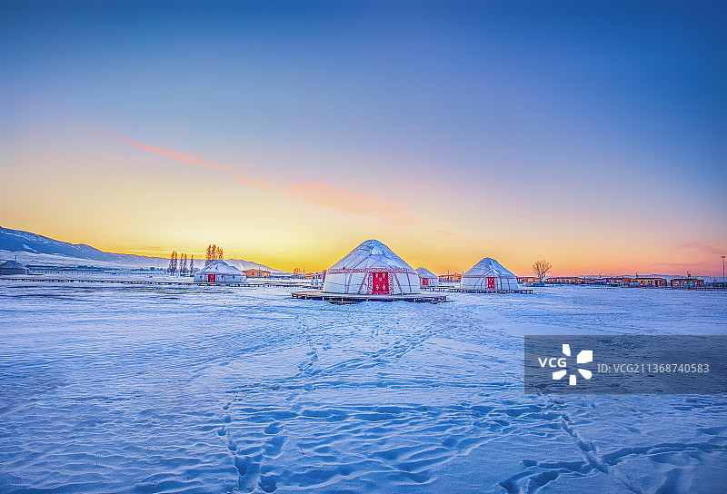 巴里坤大草原蒙古包日出雪景图片素材