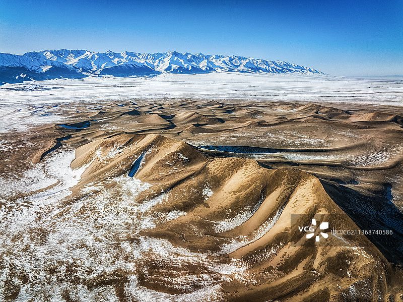 鸣沙山的沙漠与雪山奇观图片素材