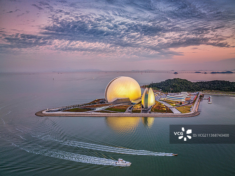 航拍珠海大剧院日月贝海滨风光全景图片素材
