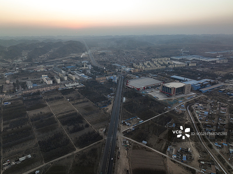 航拍兰州皋兰县黄土高原上的道路G109国道图片素材