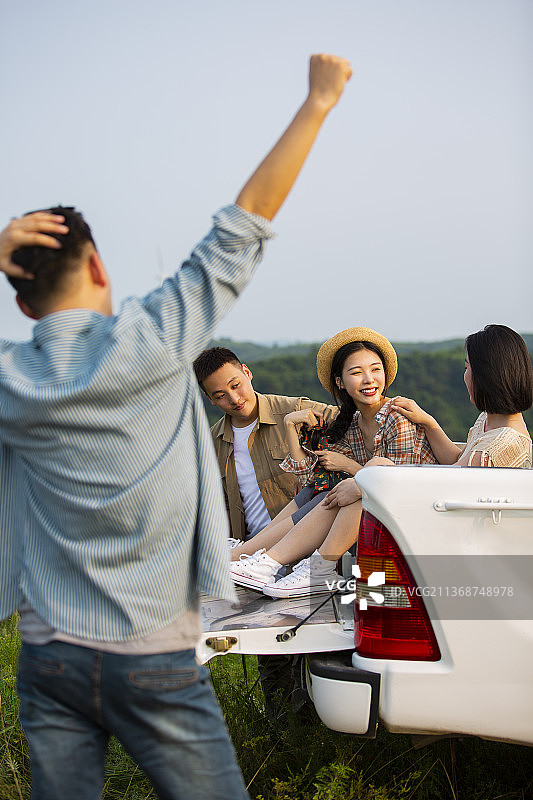 青年男女户外旅行，在皮卡车上开派对聊天玩耍图片素材