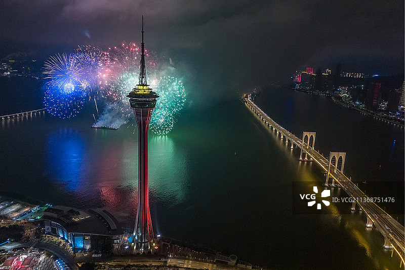 航拍澳门塔放烟花庆祝春节农历新年图片素材
