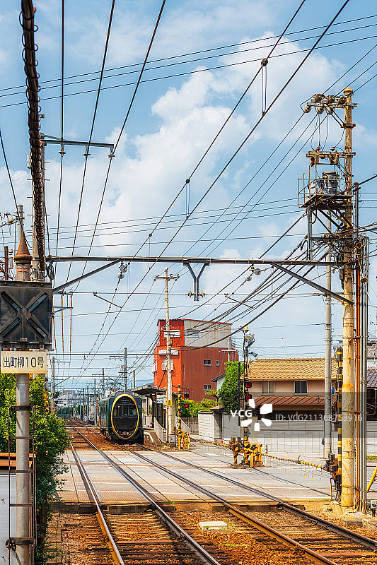 日本京都城市街道与铁路道口夏季户外城市风光图片素材