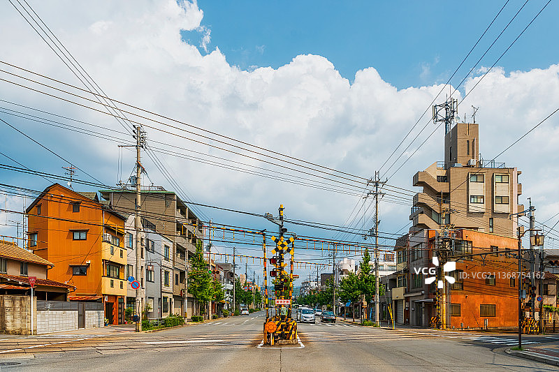 日本京都城市街道与铁路道口夏季户外城市风光图片素材