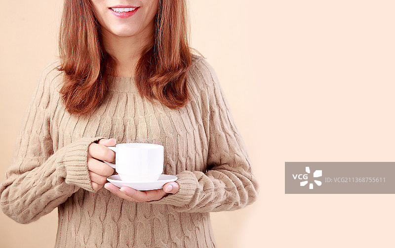 美女手端着一杯咖啡局部特写图片素材