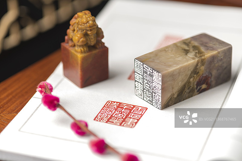 中国传统艺术篆刻印章特写古窗棂木桌面中国风图片素材