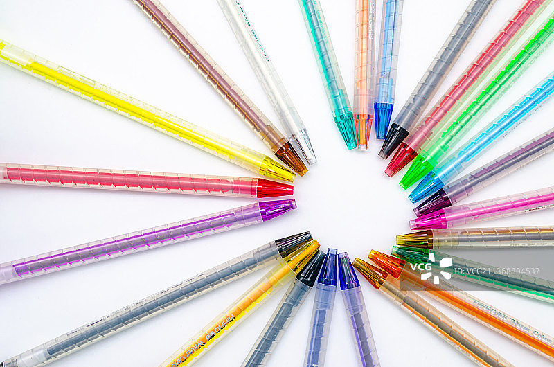 亚洲中国内室内影棚拍摄静物，彩色闪光笔组合成各种样式的造型图片素材