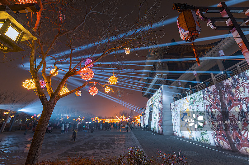 河南省洛阳市龙门石窟龙门古街灯光秀图片素材