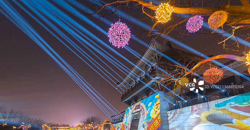 河南省洛阳市龙门石窟龙门古街灯光秀图片素材