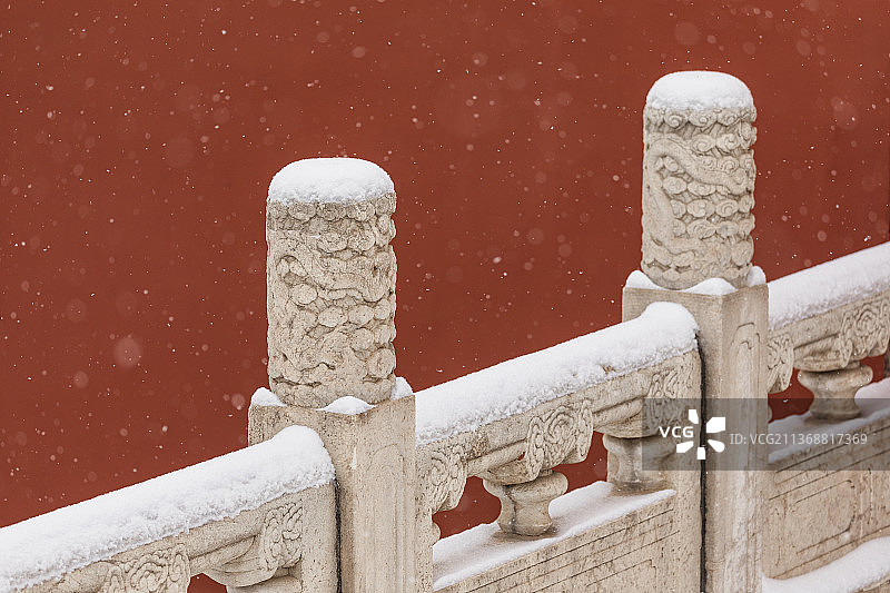 北京故宫雪景中的红墙与汉白玉栏杆，汉白玉，雕刻，雪，寒冷，红色，中国文化，中国元素，中国风，国潮，龙图片素材