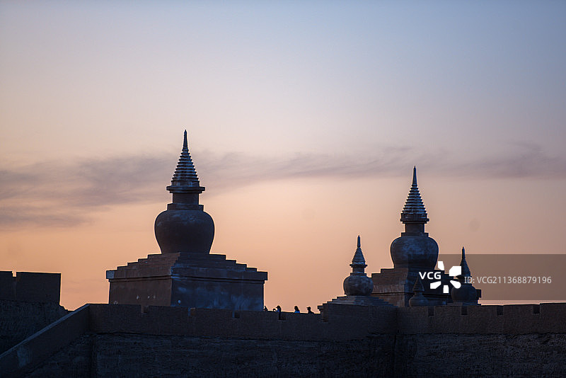 黑水河畔的黑水城遗址日落图片素材