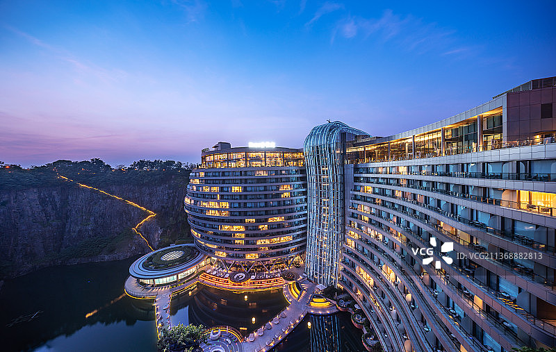傍晚上海佘山世贸深坑酒店图片素材