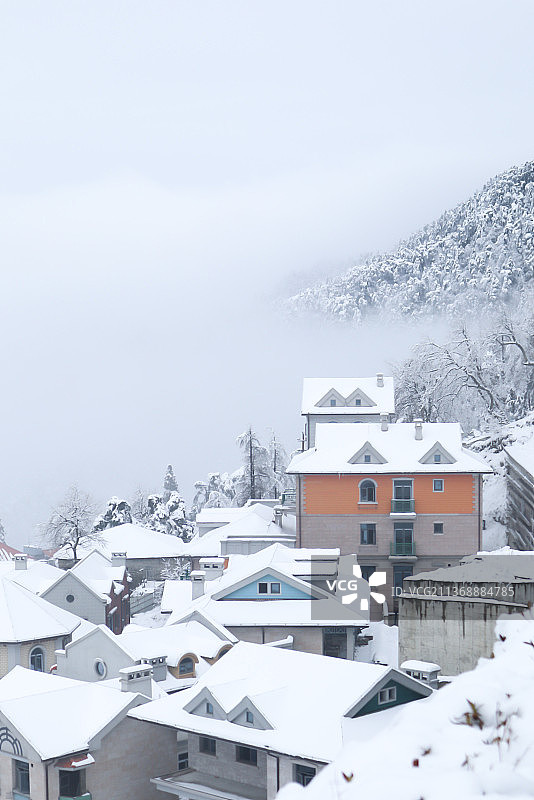 云雾中的庐山牯岭镇图片素材