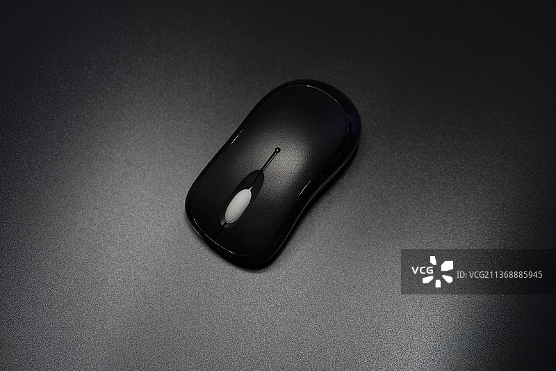 工业产品 无线 蓝牙 黑色 鼠标 特写 白色 滚轮 灰色 纯色 背景 实拍图片素材