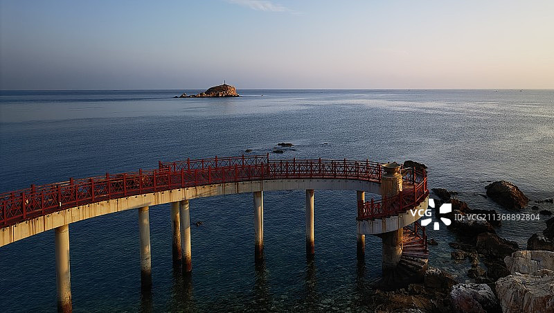 航拍海边栈桥码头图片素材