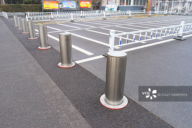 中国城市的校园门口，斑马线和防止车辆进出的不锈钢升降柱图片素材
