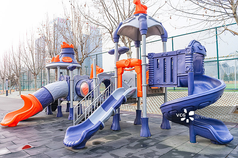中国运动健身公园里的儿童游乐场，色彩鲜艳的大型儿童组合滑梯图片素材