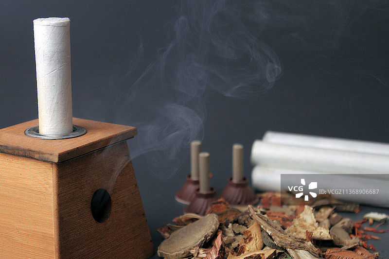 中国传统文化中医艾灸盒静物特写图片素材