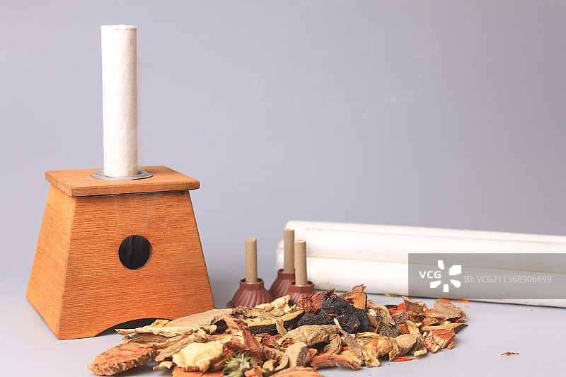 中国传统文化中医艾灸盒静物特写图片素材