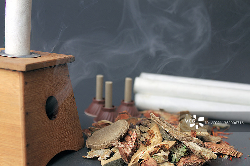 中国传统文化中医艾灸盒静物特写图片素材