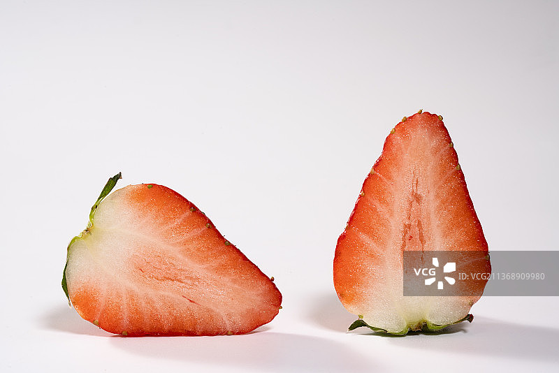 切开的新鲜草莓图片素材