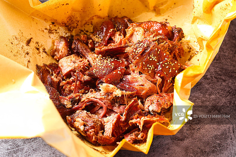 油纸包裹的手撕烤鸭手撕烤鸡图片素材