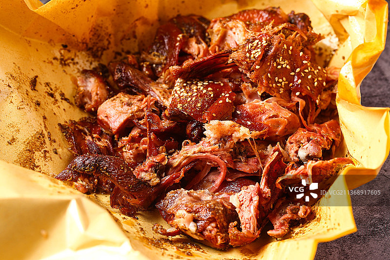 油纸包裹的手撕烤鸭手撕烤鸡图片素材