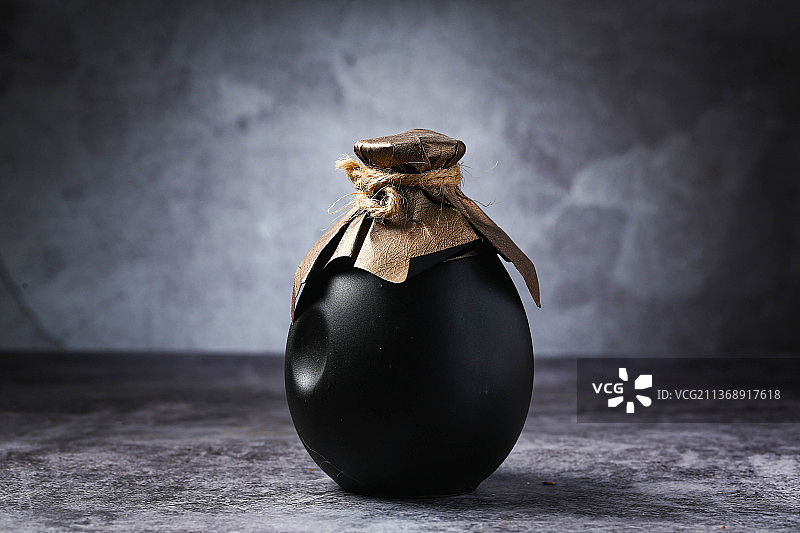 传统白酒黄酒酒壶酒瓶深色背景图片素材