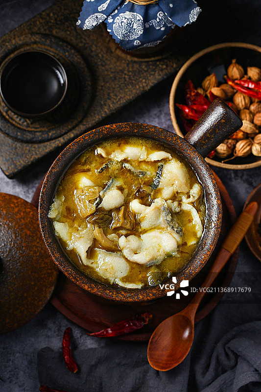 酸菜鱼酸汤鱼放在陶锅里图片素材