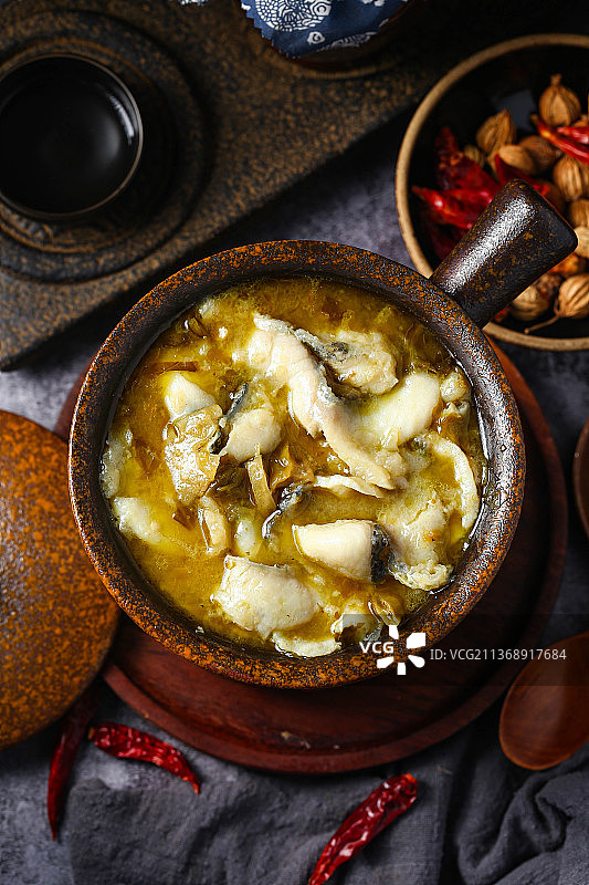 酸菜鱼酸汤鱼放在陶锅里图片素材