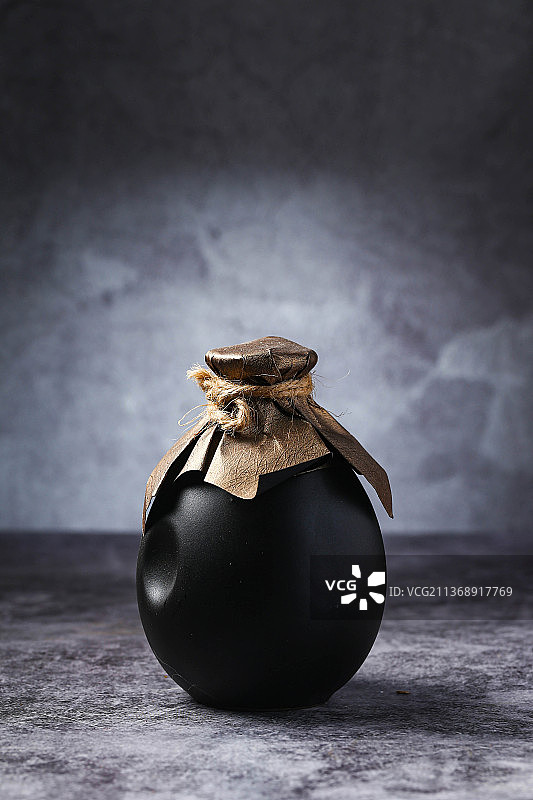 传统白酒黄酒酒壶酒瓶深色背景图片素材