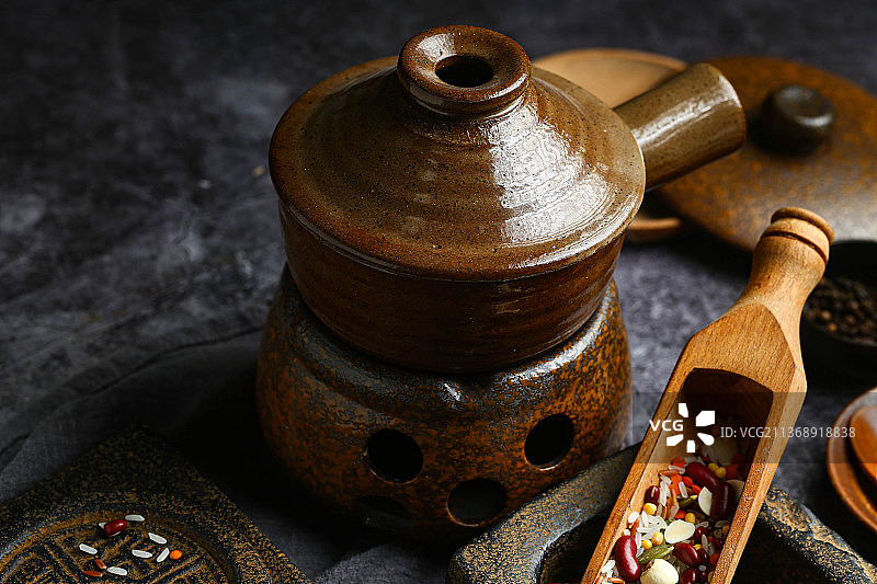 五谷杂粮八宝米放在石槽里图片素材