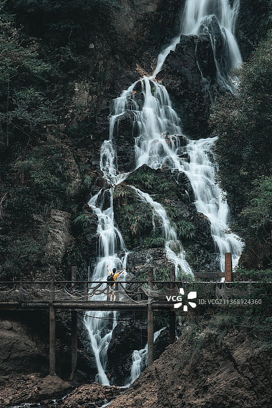 磐安县舞龙峡人观瀑布竖图图片素材