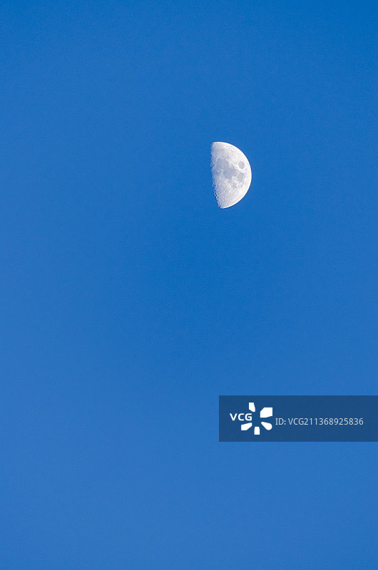 中国户外环境，夜晚的一轮玄月图片素材