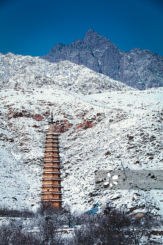 贺兰山拜寺口双塔雪后美景图片素材