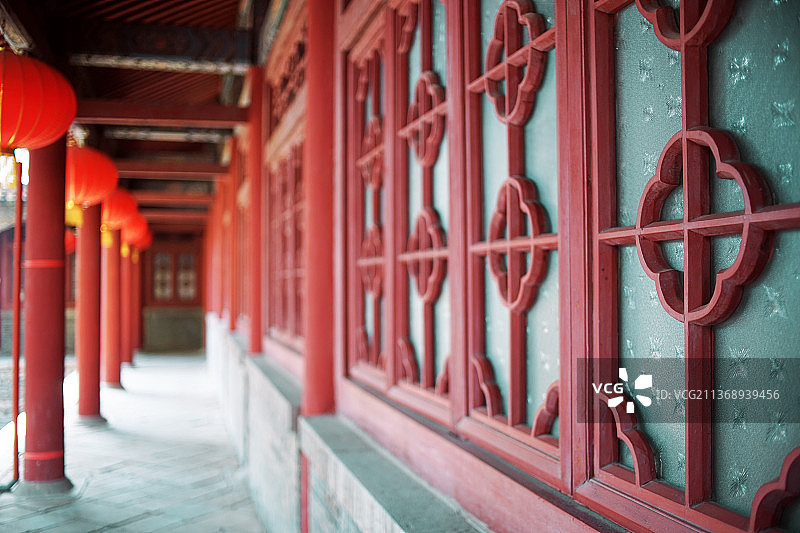 中国山东省泰安市泰山区泰山风景区著名景点岱庙行宫里的红色游廊图片素材